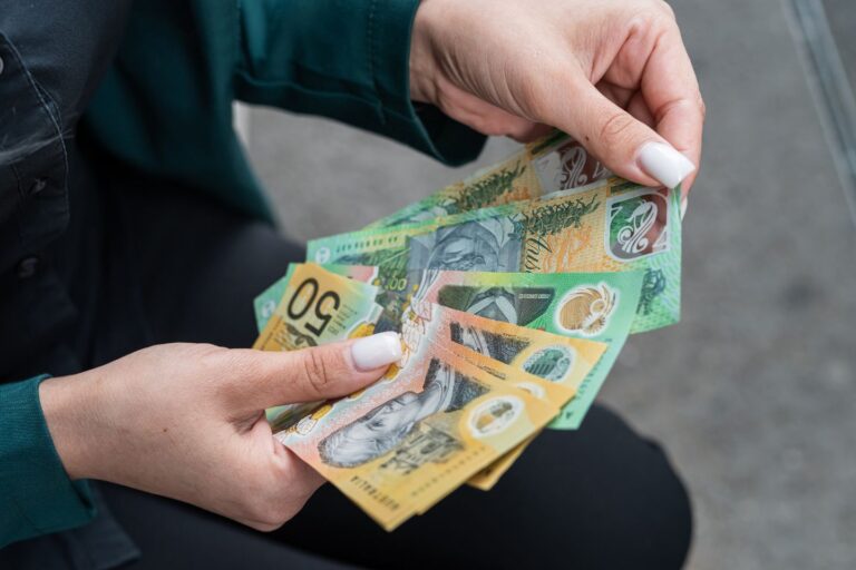 Aus_money_credit-RomanR_resized.jpg