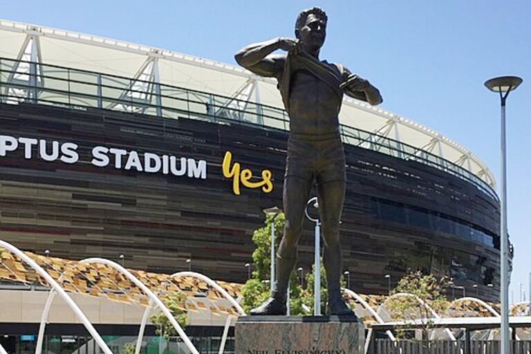 Statue_of_Nicky_Winmar_0.jpg